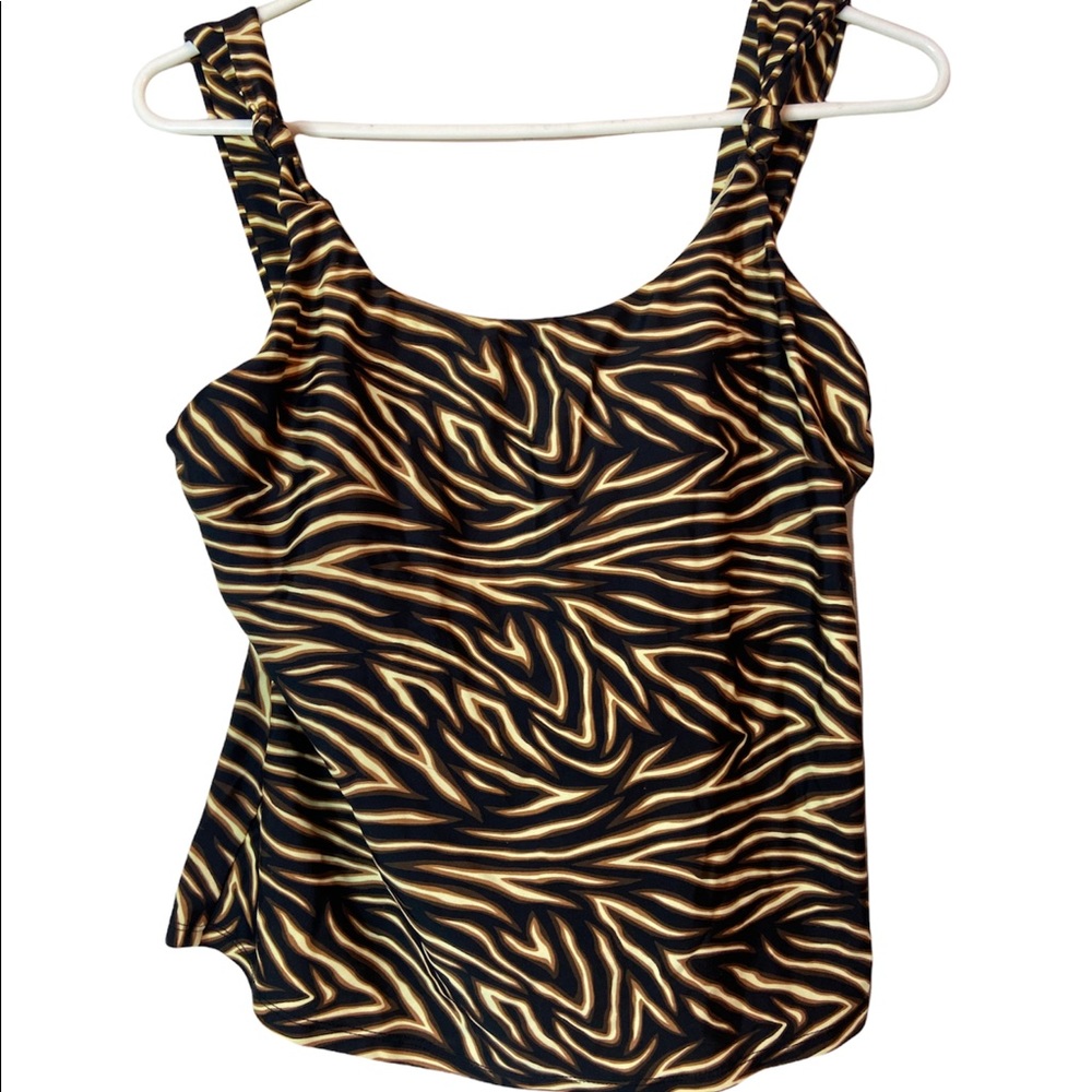 Contour by beach scene ladies size 8 swim wear top 
Shelf bra with sewn in cups